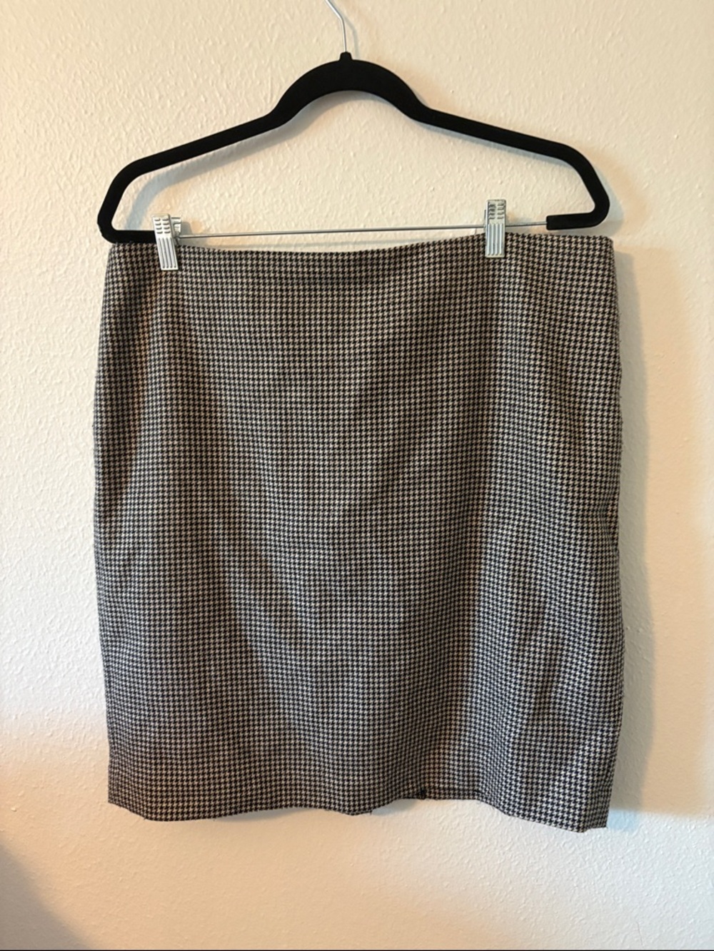 LOFT Houndstooth Pencil Skirt - Black and White